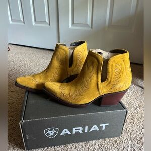 Ariat Dixon Boots shoes Western Ankle yellow suede. Brand new in box! Size 9.5